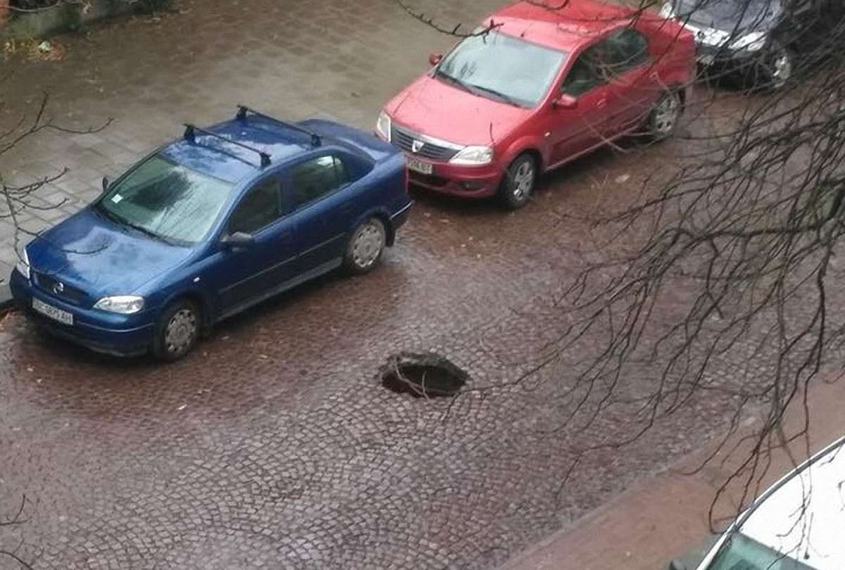 На вул. Коновальця у Львові провалилось дорожнє полотно