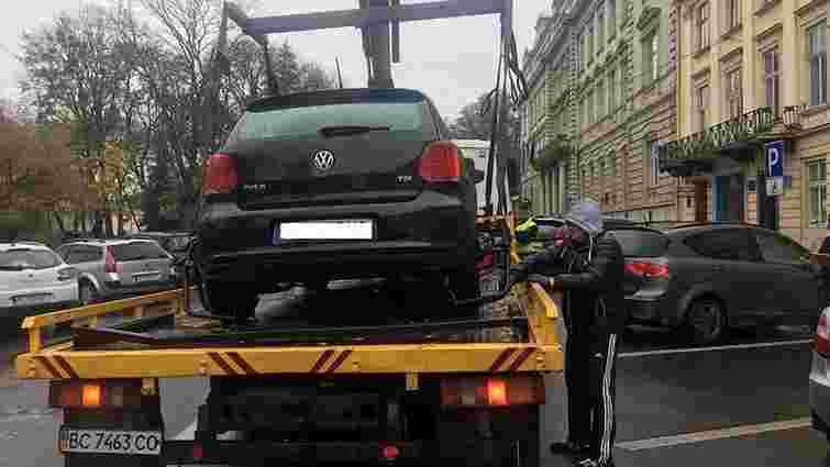 Львівська поліція вперше евакуювала автомобіль, припаркований на місці для людей з інвалідністю