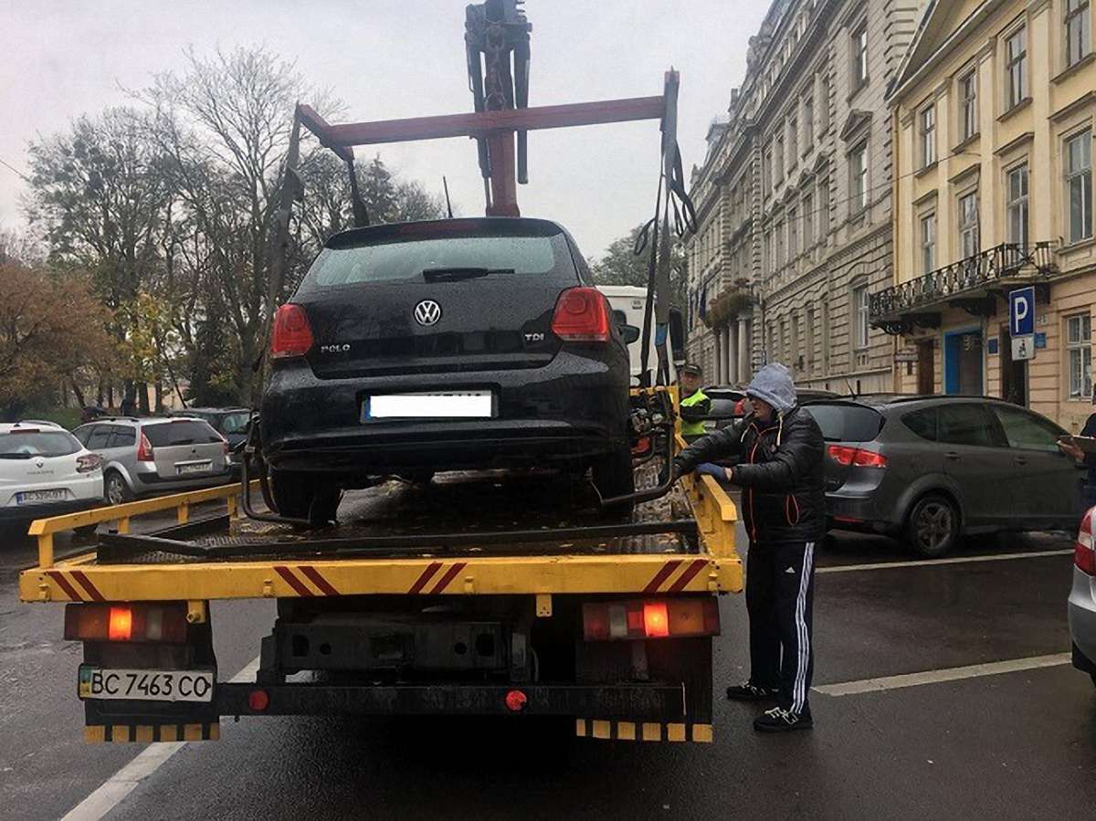 Львівська поліція вперше евакуювала автомобіль, припаркований на місці для людей з інвалідністю