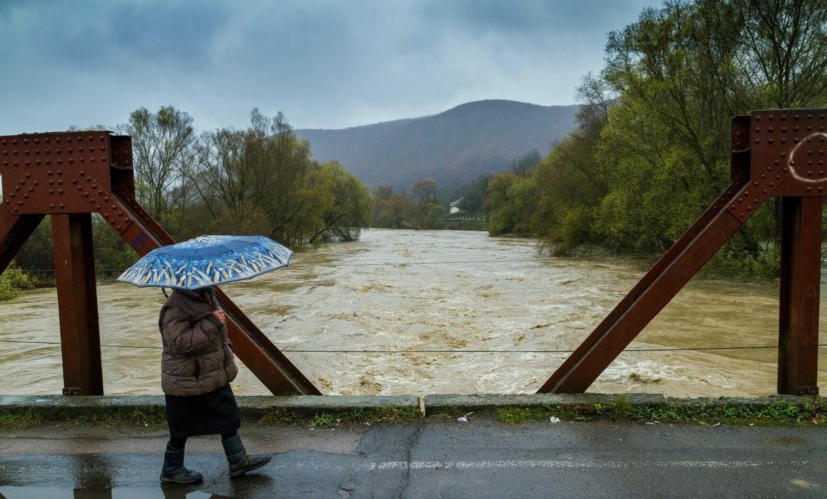Рятувальники попереджають про підйом рівня води на Львівщині через дощі