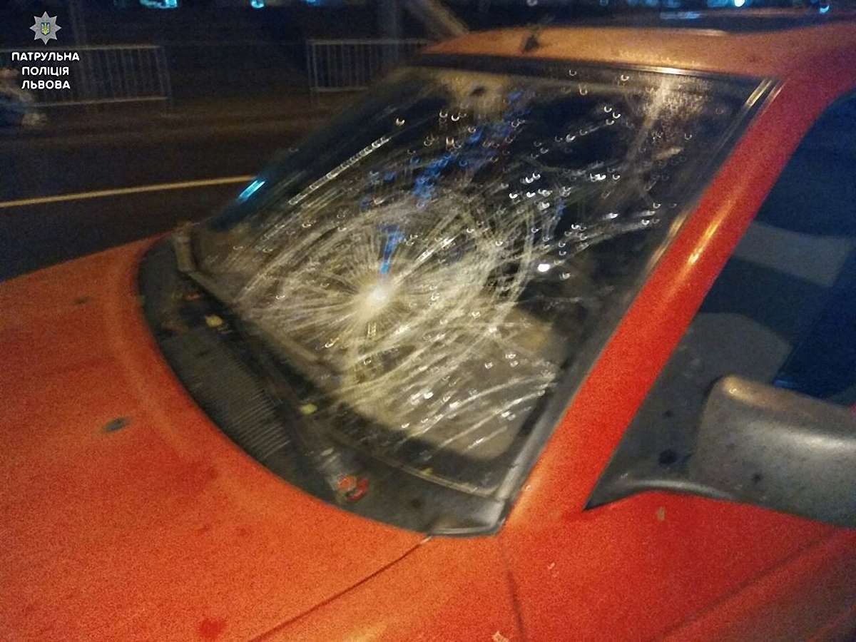 Водій збив 19-річну дівчину на пішохідному переході у Львові