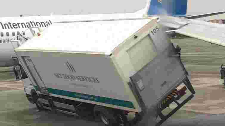 В аеропорту «Бориспіль» літак зачепив крилом вантажівку