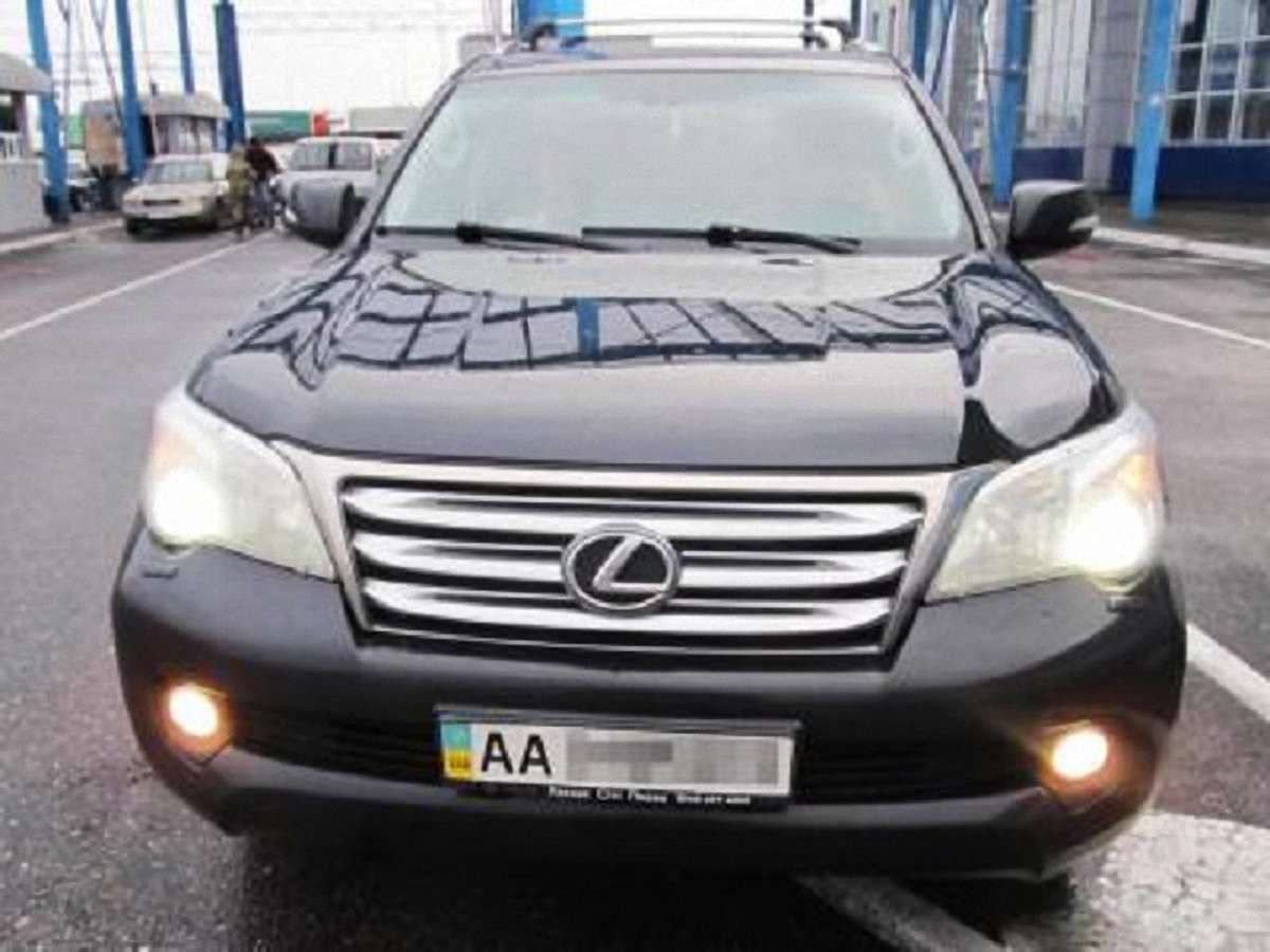 На кордоні у Раві-Руській затримали викрадений автомобіль Lexus