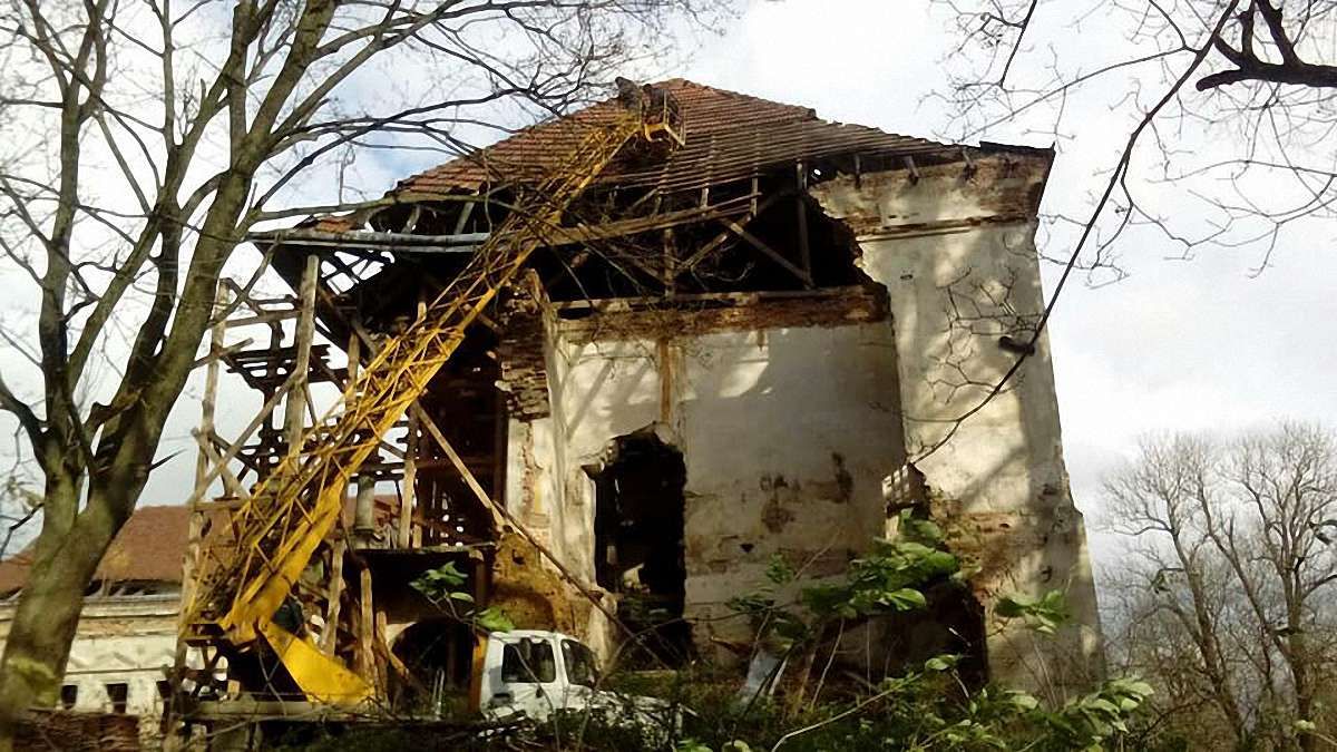 У Поморянському замку розпочали протиаварійні роботи