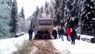На Закарпатті пасажири штовхають автобус, що застряг у снігу. Відео дня