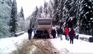 На Закарпатті пасажири штовхають автобус, що застряг у снігу. Відео дня