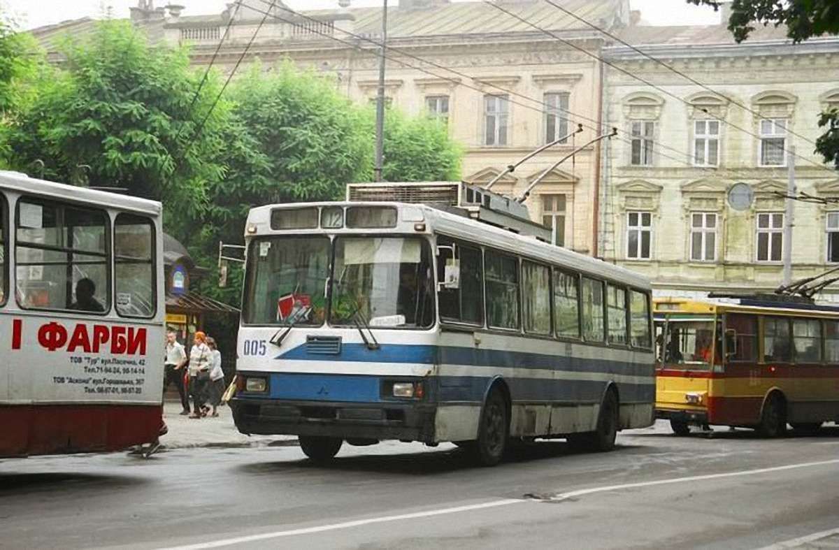 На зупинці у Львові раптово помер водій тролейбуса