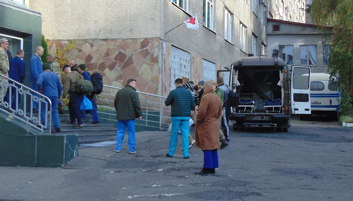 До Львова літаком привезли 11 поранених бійців АТО
