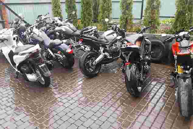 У Чернівцях на приватному подвір'ї знайшли склад викрадених в ЄС елітних мотоциклів 