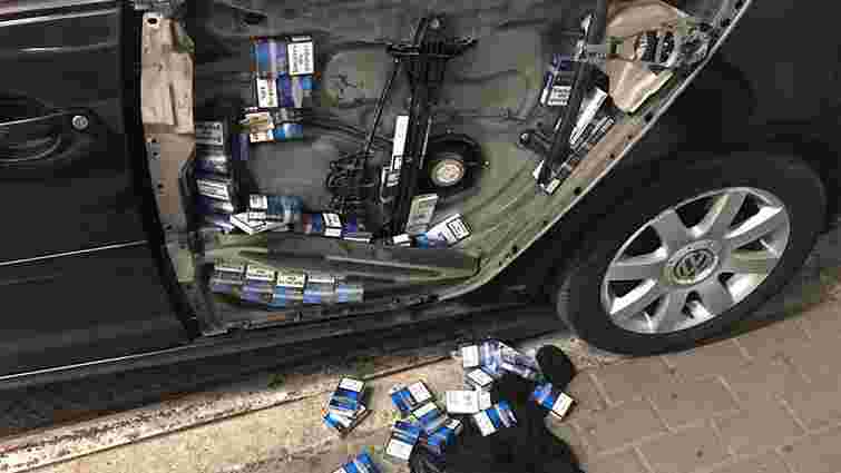 В автомобілі мешканця Львівщини службовий собака виявив понад 300 пачок сигарет