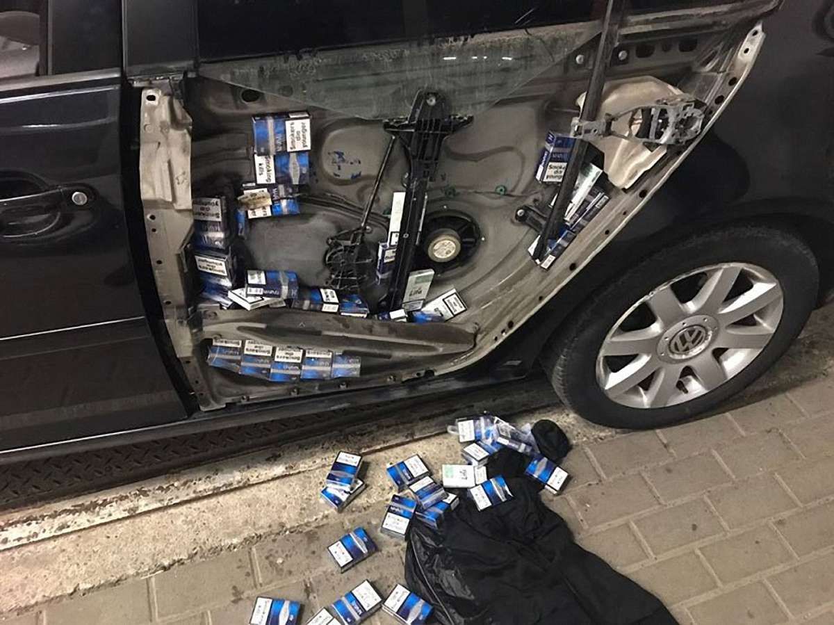 В автомобілі мешканця Львівщини службовий собака виявив понад 300 пачок сигарет
