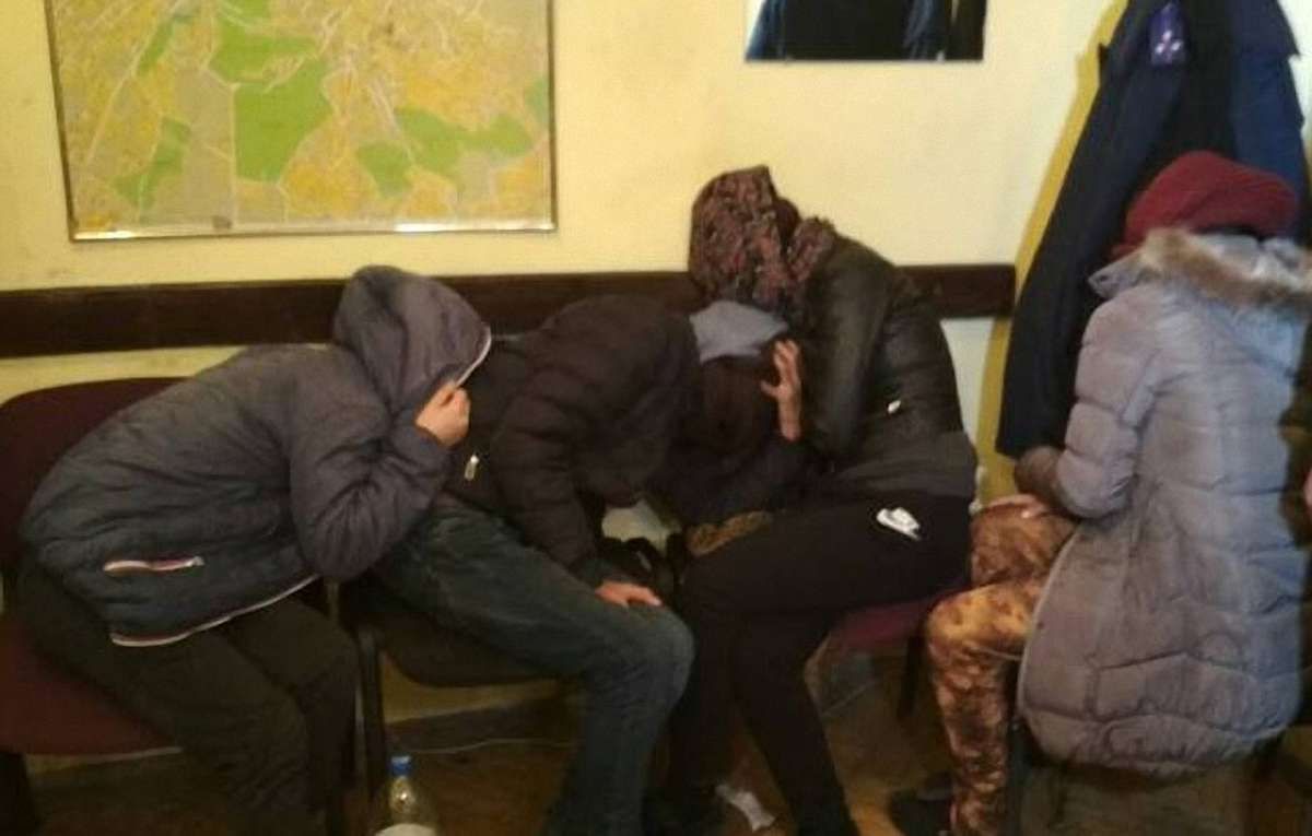 У центрі Львова поліція затримала п’ятьох ромів, які вкрали гаманець у туристки