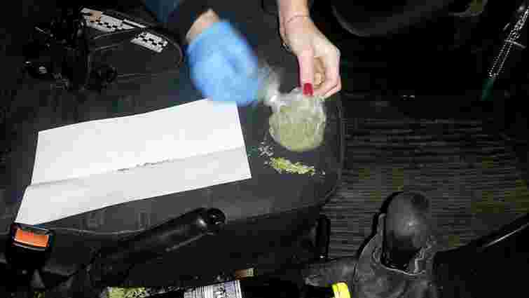 Львівські патрульні вночі затримали водія з пакетом марихуани