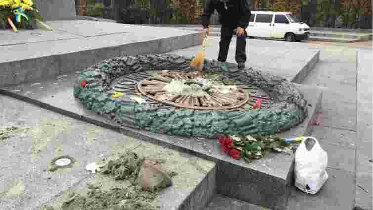 У Києві вандали залили цементом Вічний вогонь на могилі Невідомого солдата