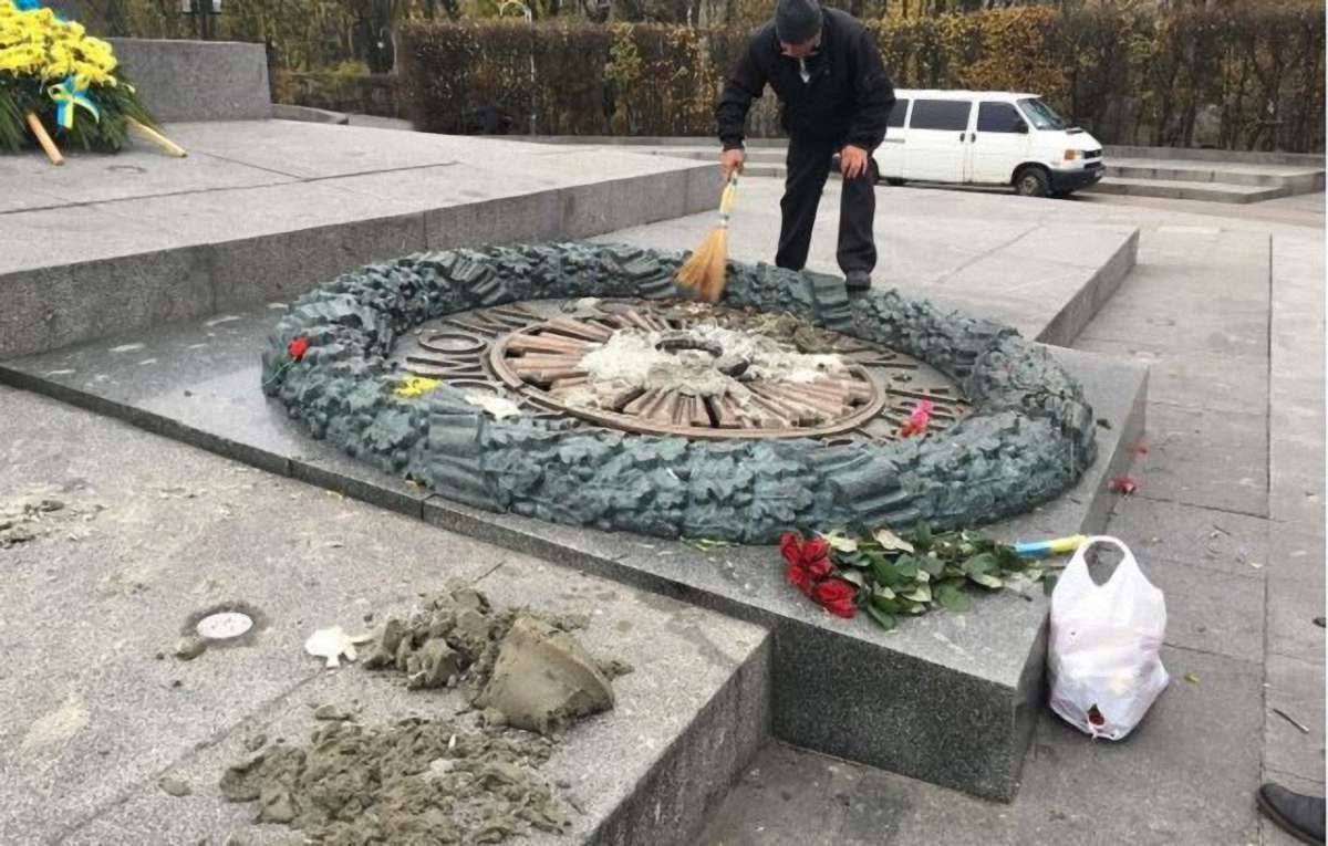 У Києві вандали залили цементом Вічний вогонь на могилі Невідомого солдата