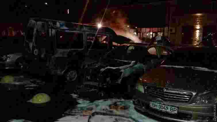 В Одесі за ніч невідомі спалили 19 автомобілів