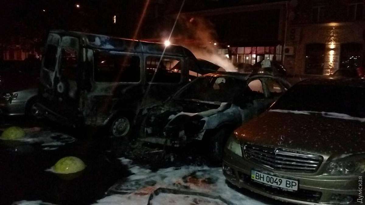 В Одесі за ніч невідомі спалили 19 автомобілів