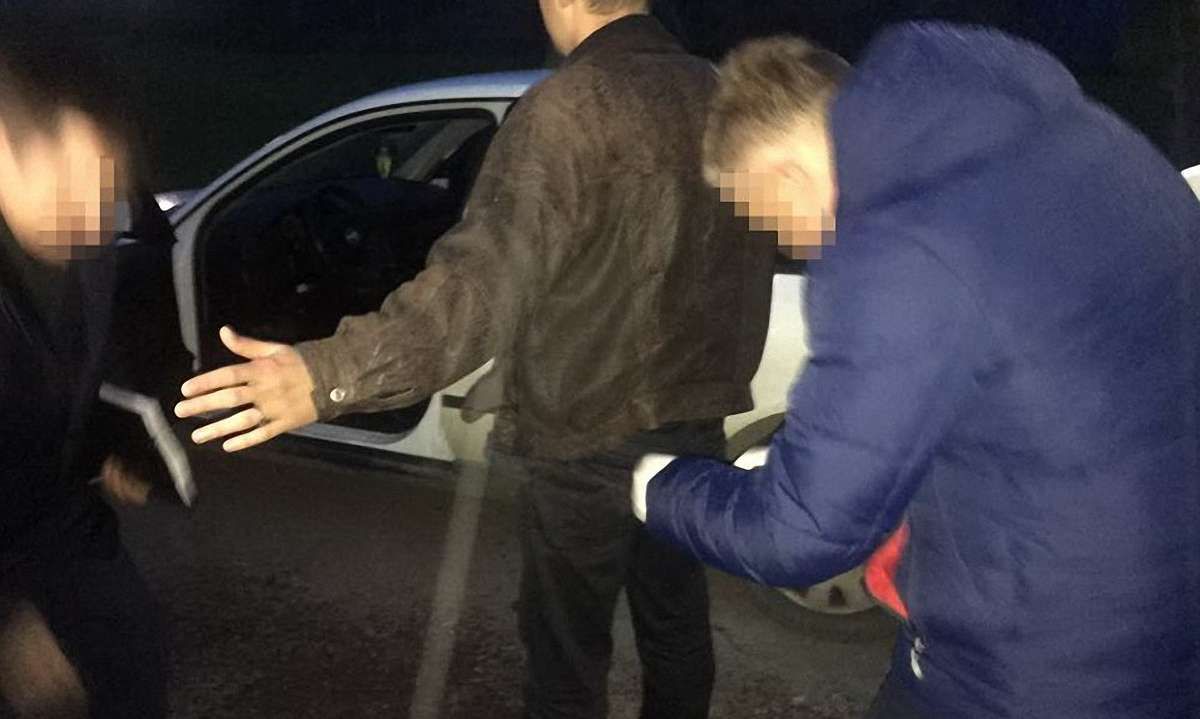 Затриманого на хабарі дільничного поліції Львова відпустили під домашній арешт