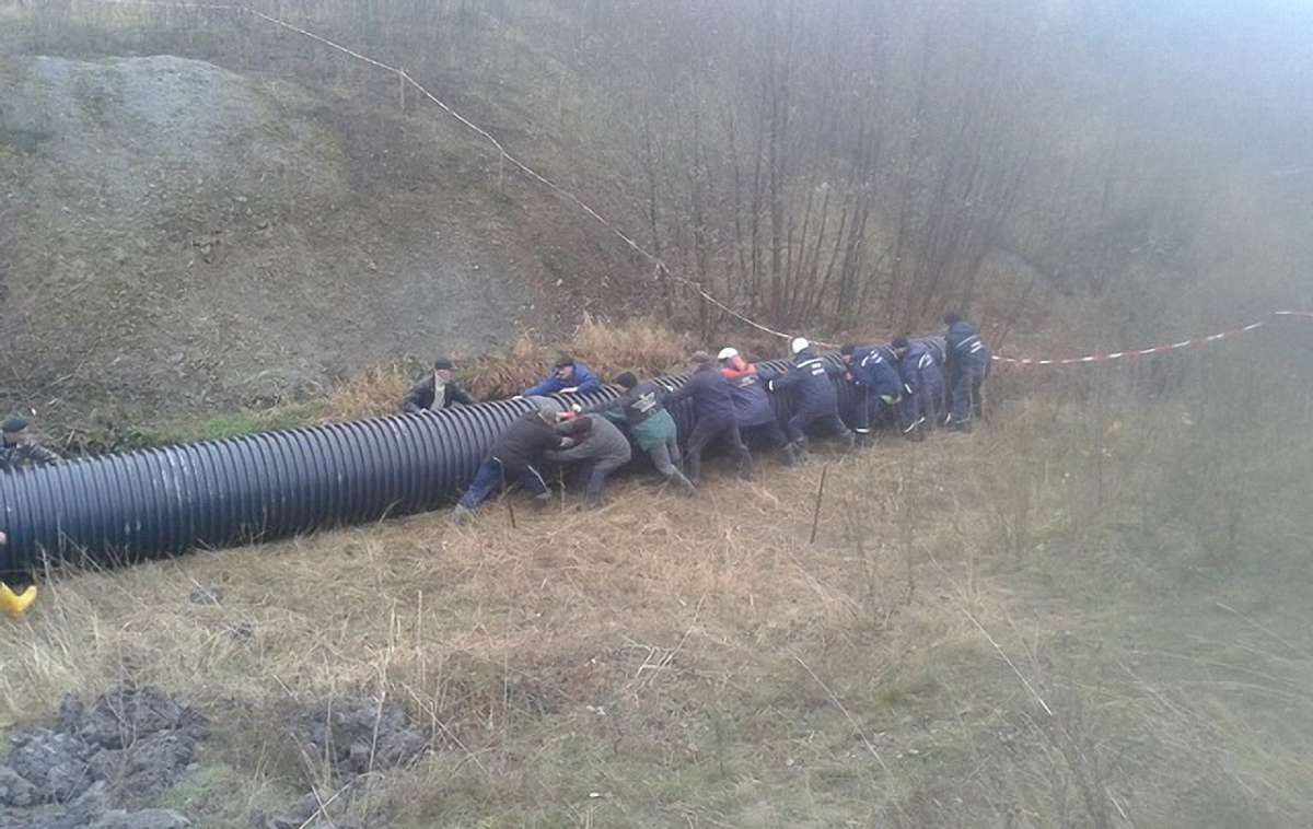 Річку біля Трускавця, що розмивала провалля, загнали у трубу
