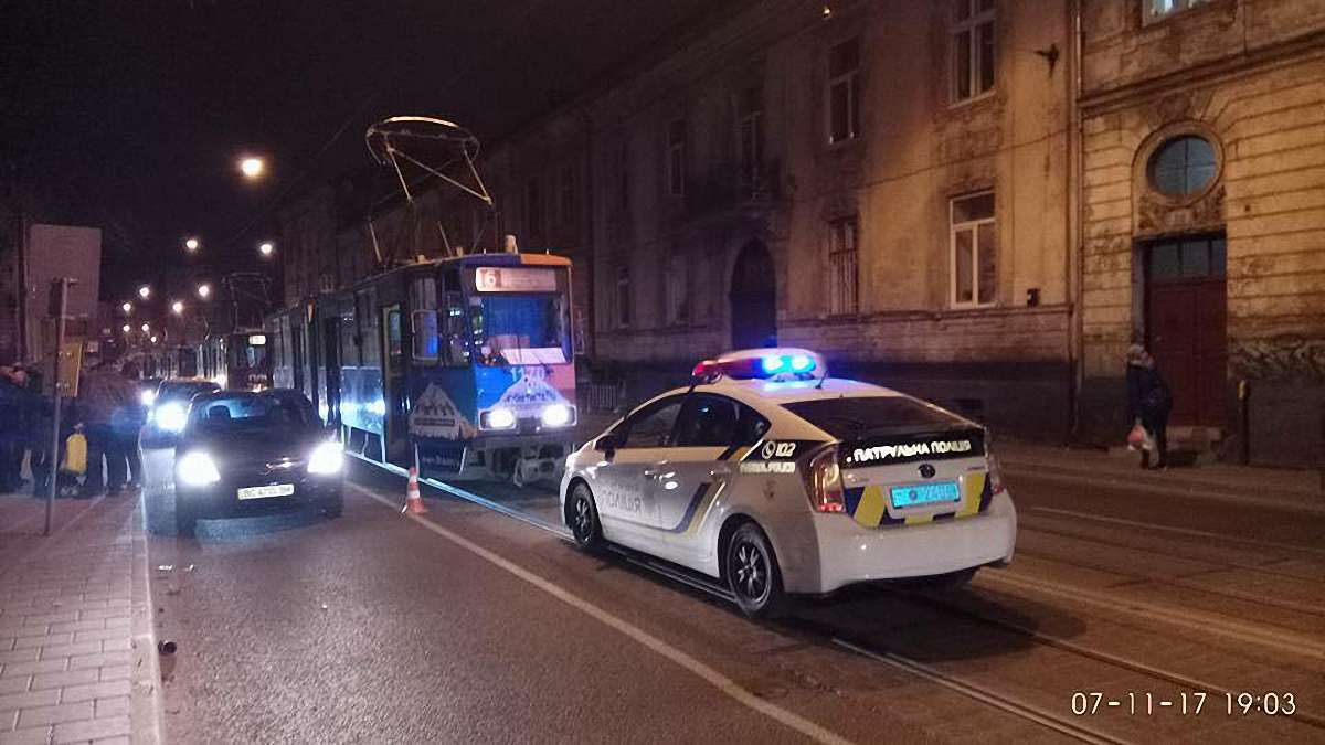 На трамвайній зупинці у Львові травмувався 74-річний чоловік