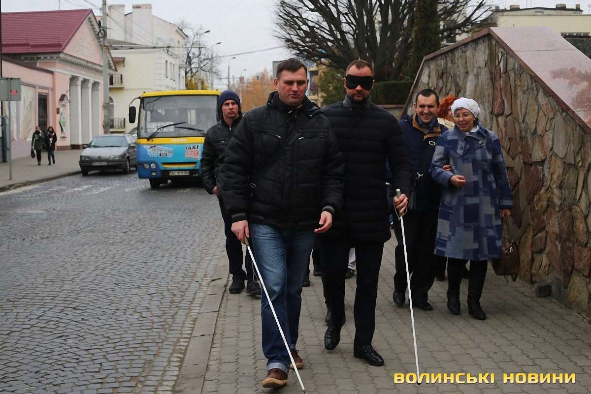 Луцький чиновник цілий день працював з зав'язаними очима