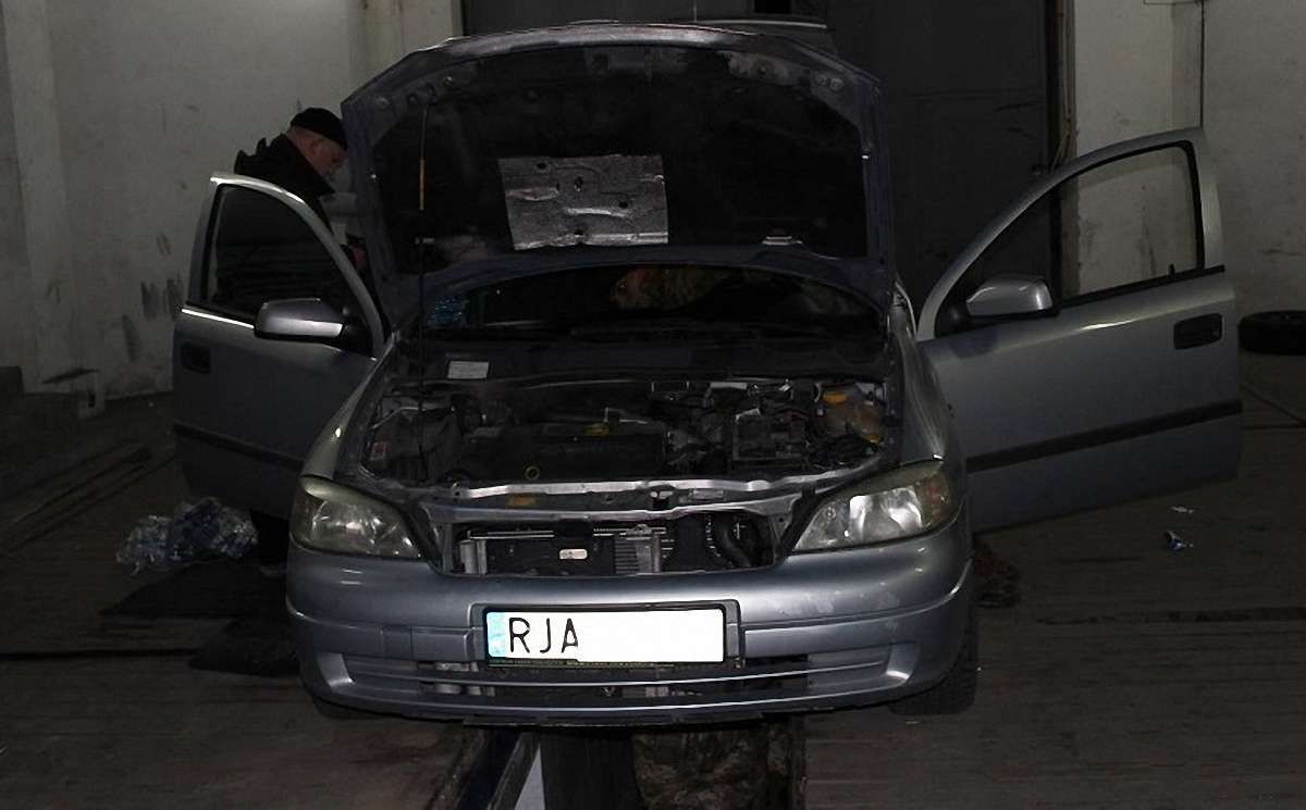 У пункті пропуску «Краковець» затримали два автомобілі із контрабандними сигаретами