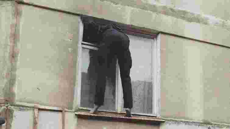 У Львові патрульні через вікно пробралися до квартири, аби врятувати пенсіонерку