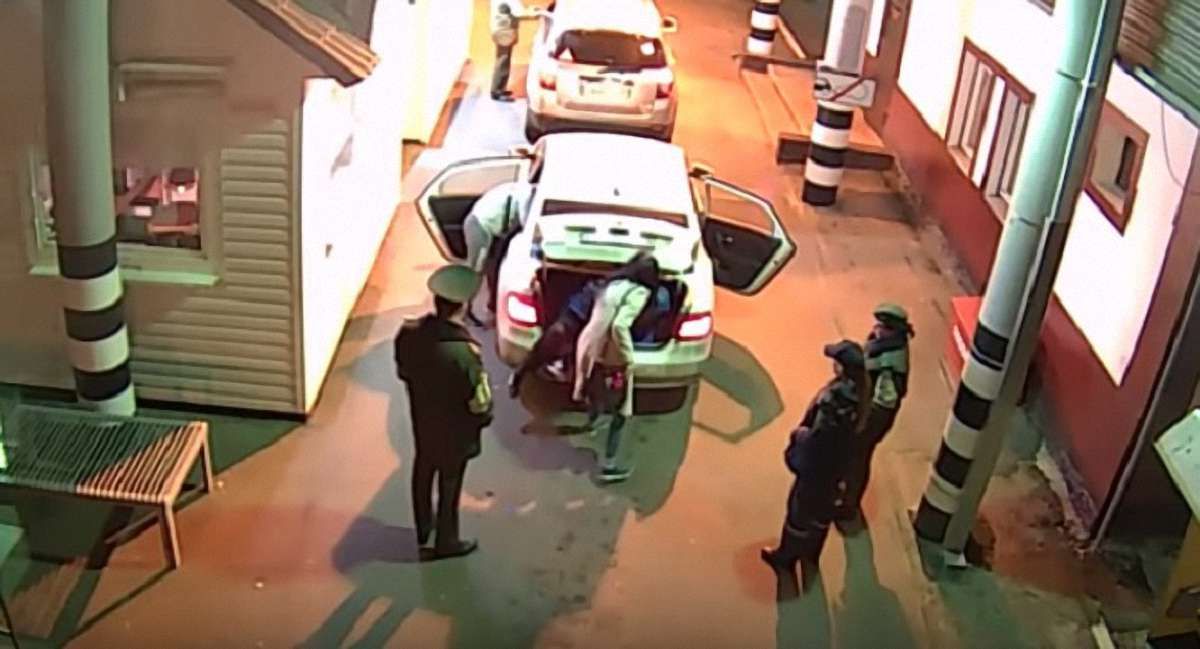 У Білорусі прикордонники затримали росіян, які везли в багажнику українку