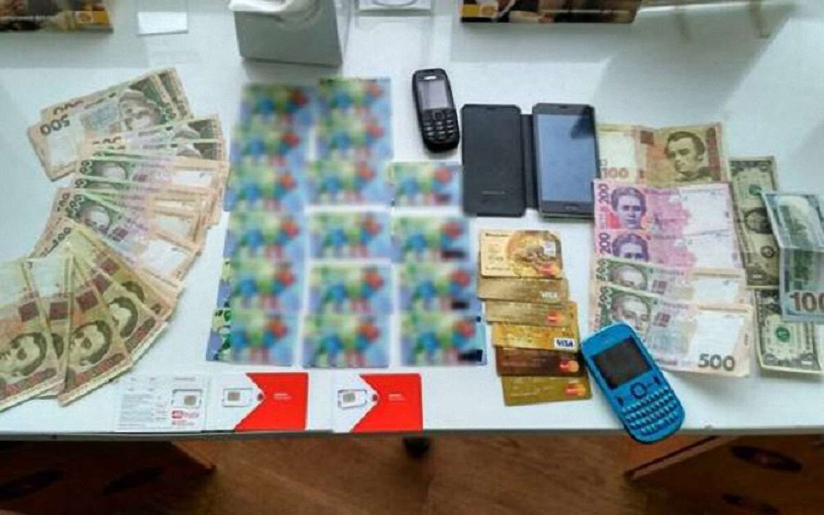У Львові викрили касира автозаправки, який викрадав гроші з банківських карток клієнтів