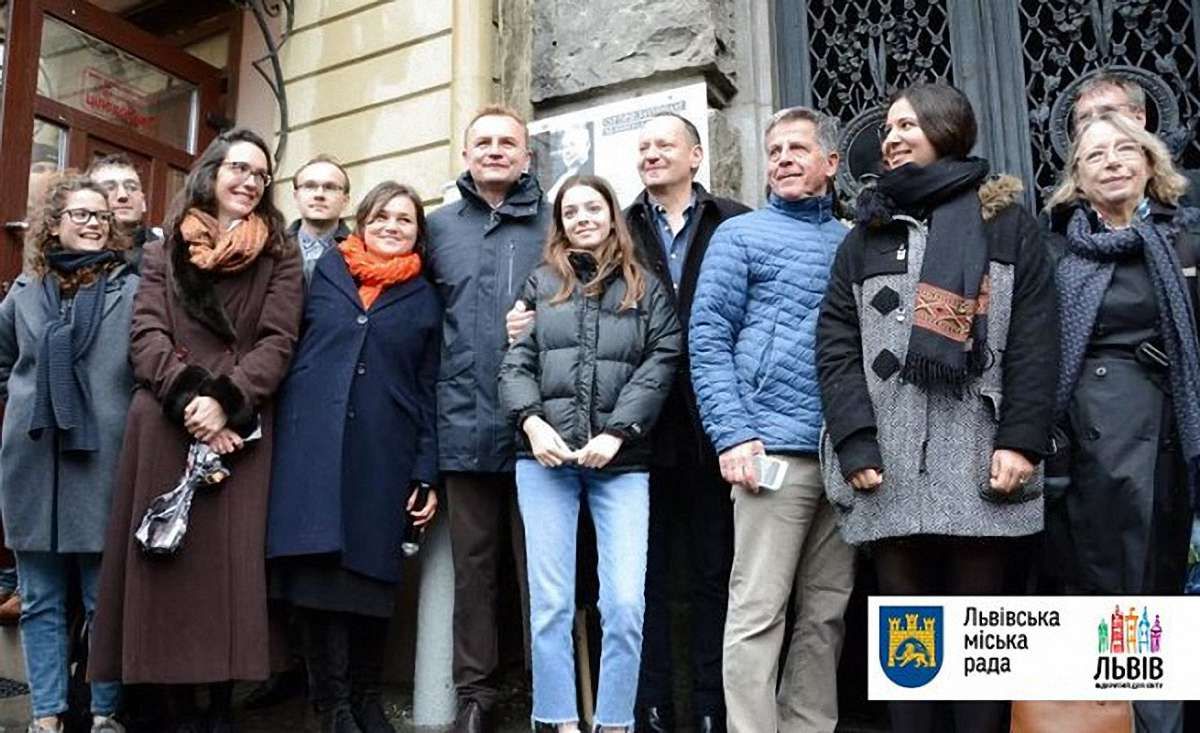 На фасад трьох львівських будинків встановили інформаційні таблиці відомим юристам