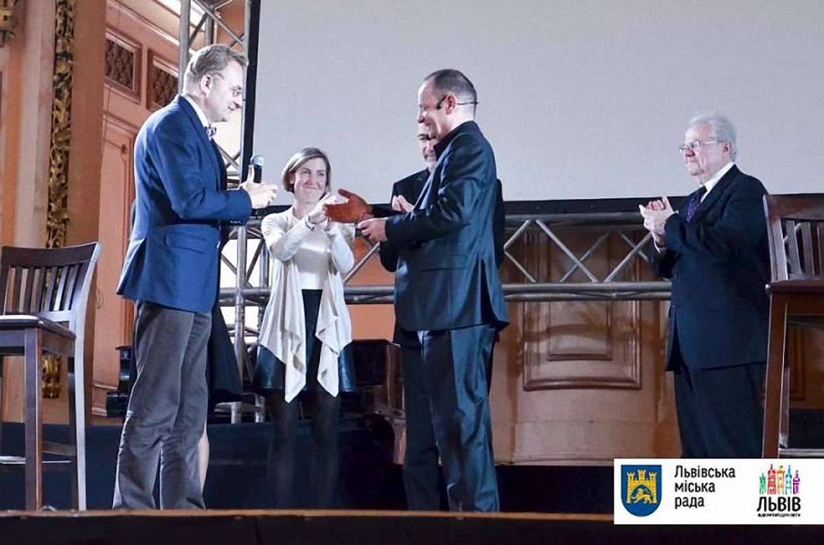Андрій Садовий вручив золотий герб Львова юристу Філіпу Сендсу  