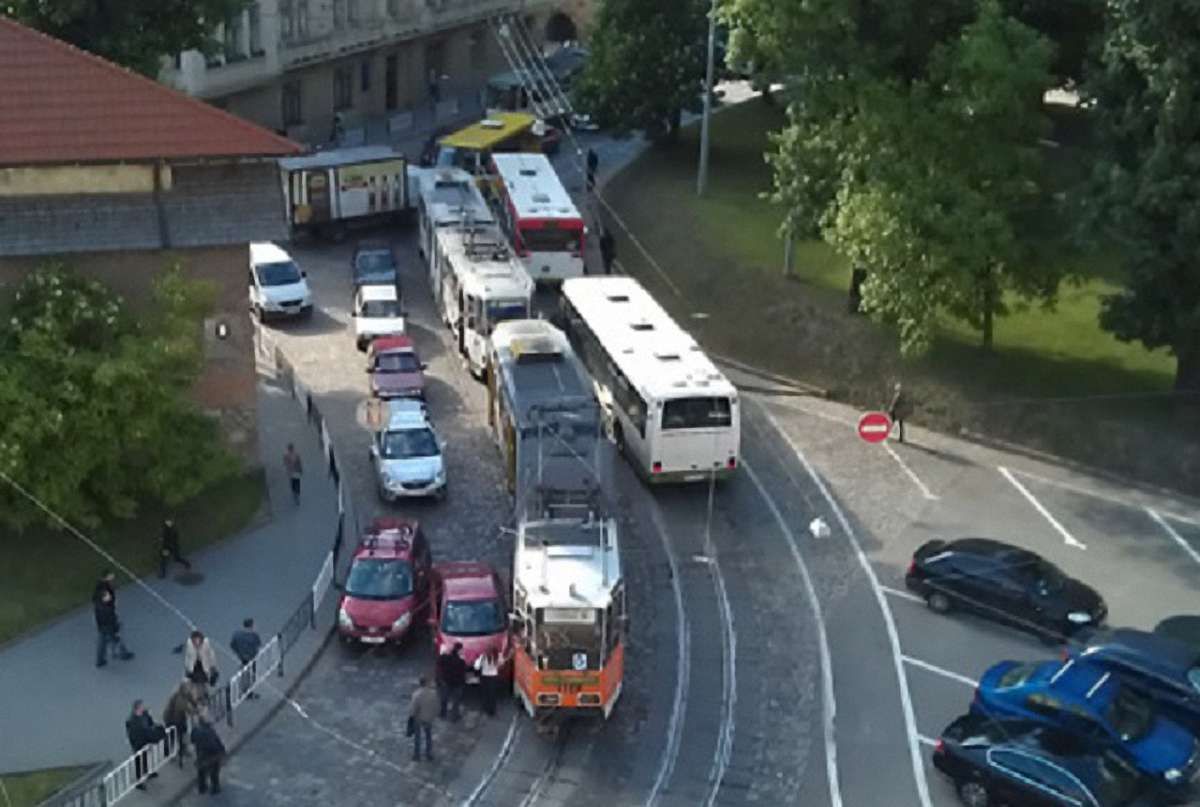 «Львівелектротранс» судиться з водіями автомобілів, через яких підприємство зазнає збитків