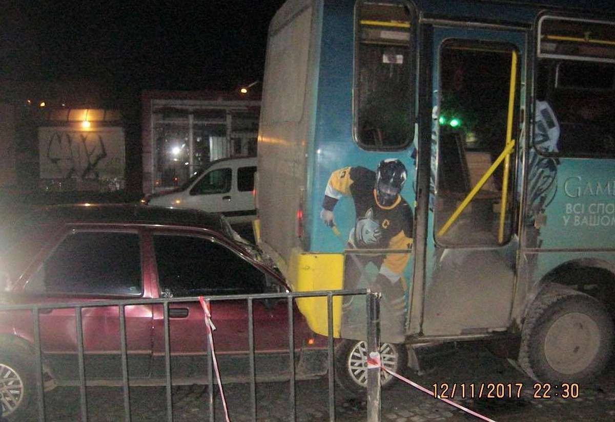 У Львові п’яний водій легкового авто в’їхав у маршрутку