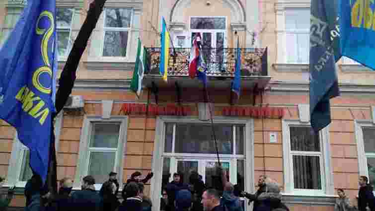 У Берегові «свободівці» зірвали угорський прапор з будівлі міськради