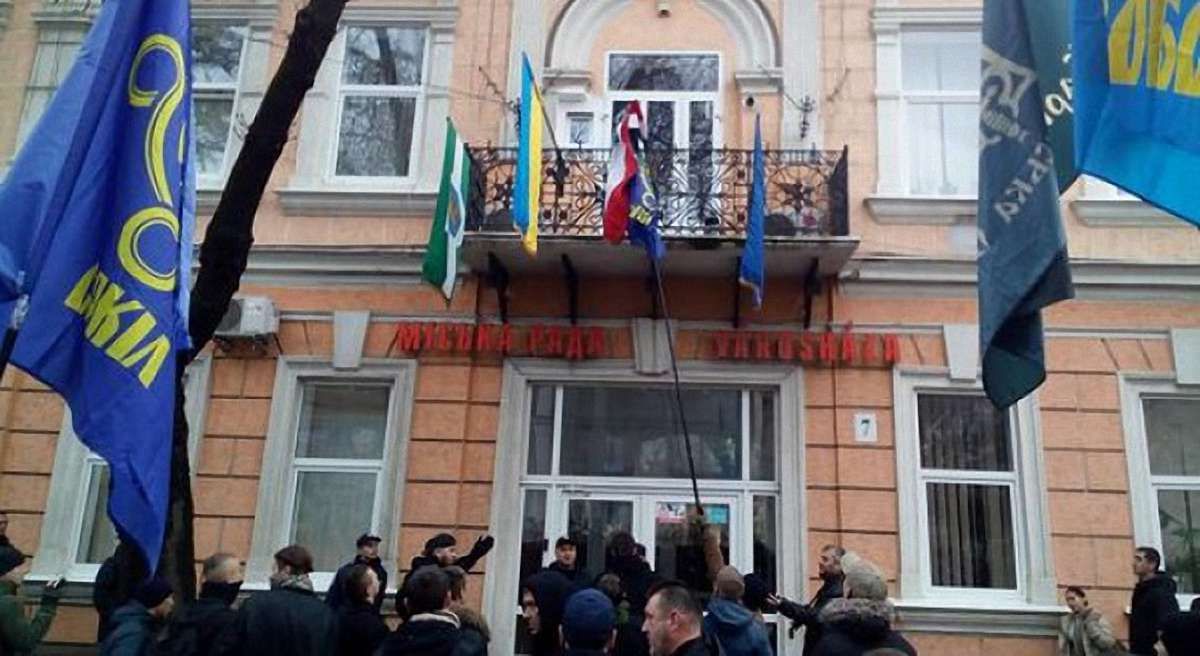 У Берегові «свободівці» зірвали угорський прапор з будівлі міськради