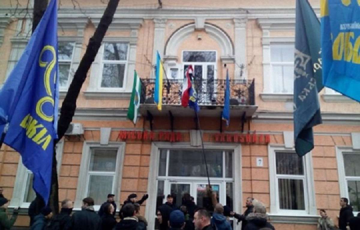 Будапешт вимагає розслідування інциденту з угорським прапором в Берегові