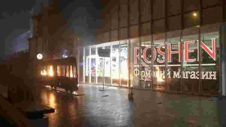 Активістка Femen підпалила декоративний трамвай біля магазину Roshen у Вінниці