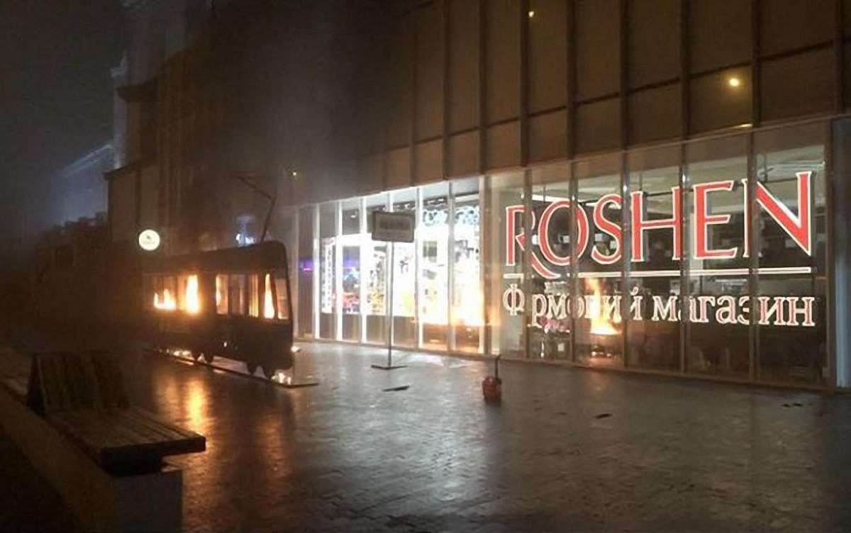 Активістка Femen підпалила декоративний трамвай біля магазину Roshen у Вінниці