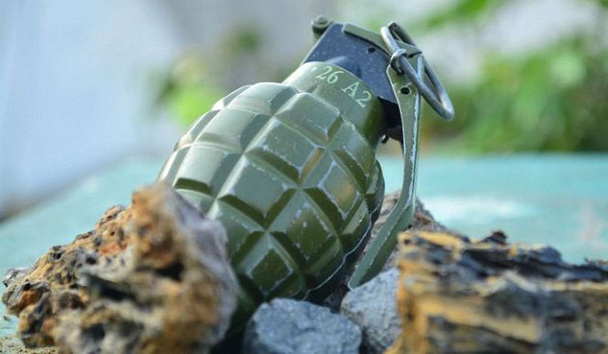 У Рівному чоловік жбурнув гранатою у поліцейських
