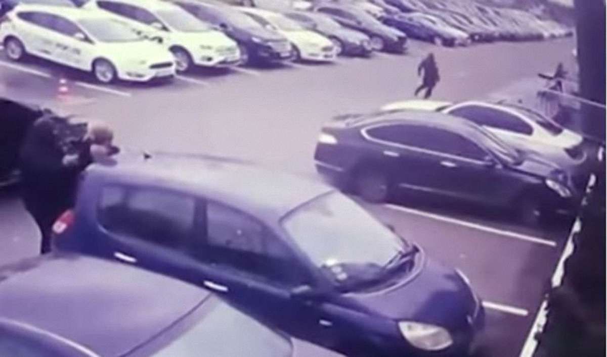 У Києві невідомі в масках викрали у чоловіка сумку з майже ₴3 млн