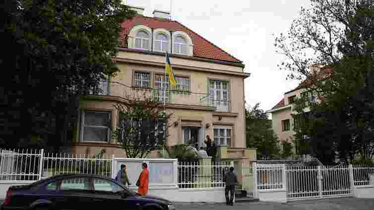 Посольство України у Чехії повідомило про перехід на систему онлайн-запису відвідування