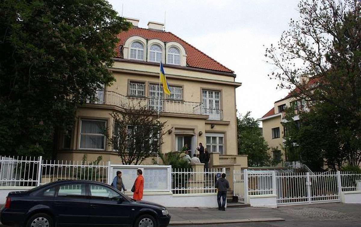 Посольство України у Чехії повідомило про перехід на систему онлайн-запису відвідування