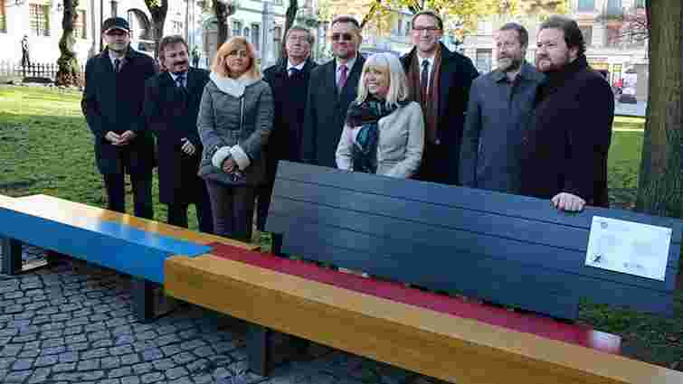 У центрі Львова відкрили символічну лавочку співпраці України та Німеччини