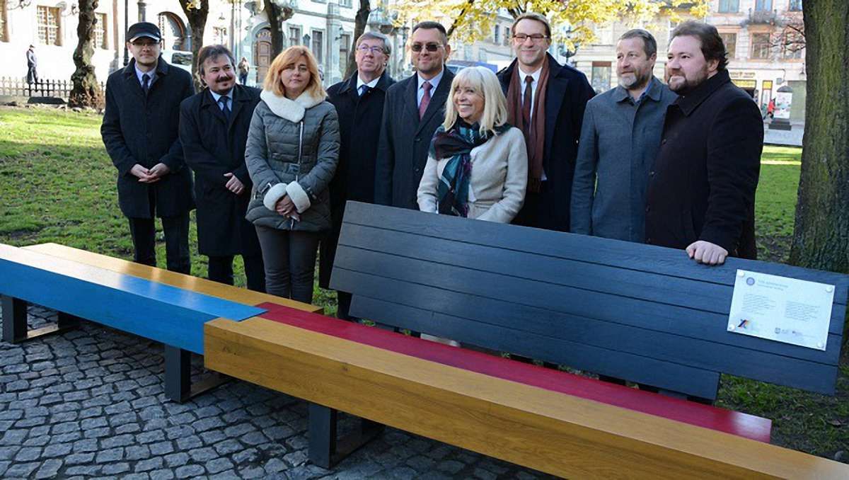 У центрі Львова відкрили символічну лавочку співпраці України та Німеччини