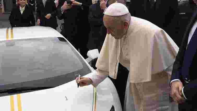 Папа Римський продасть свій отриманий у подарунок Lamborghini на аукціоні