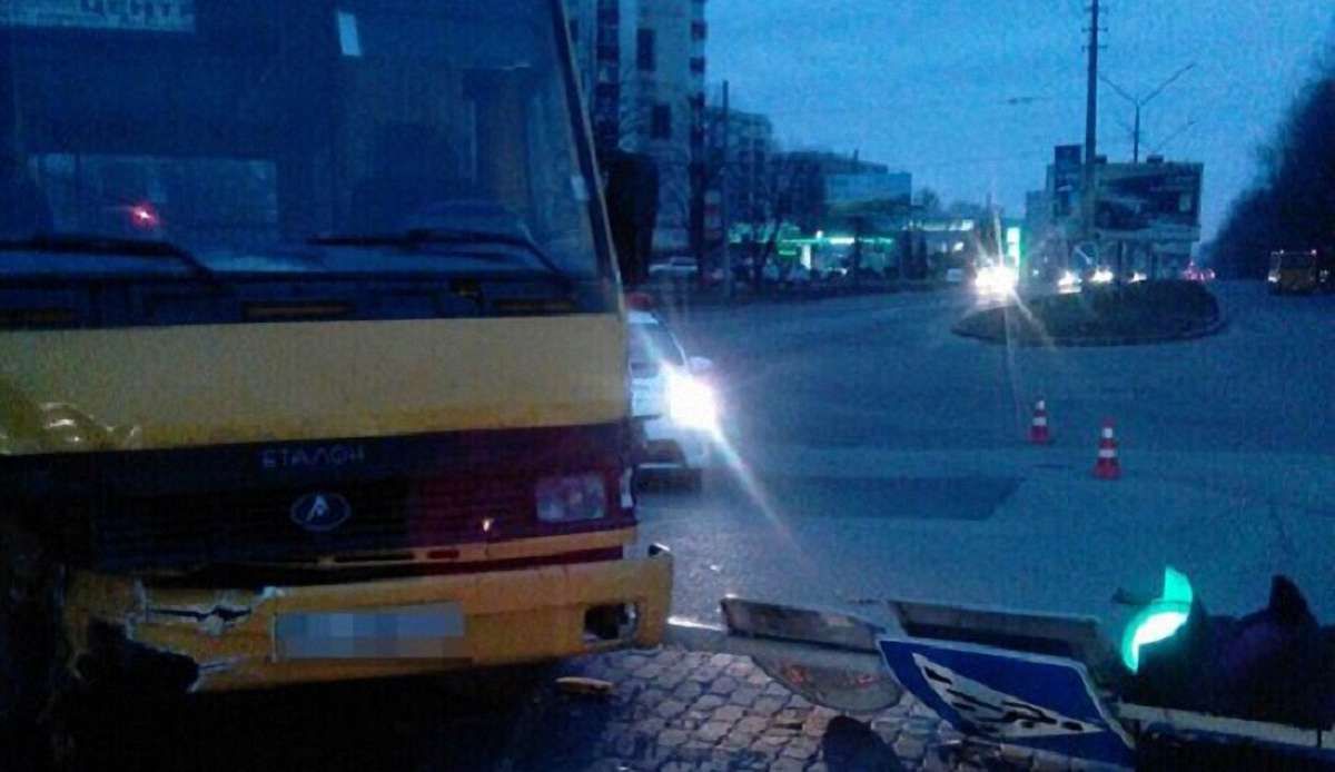 Після зіткнення з Mercedes маршрутка знесла світлофор на вул. Науковій