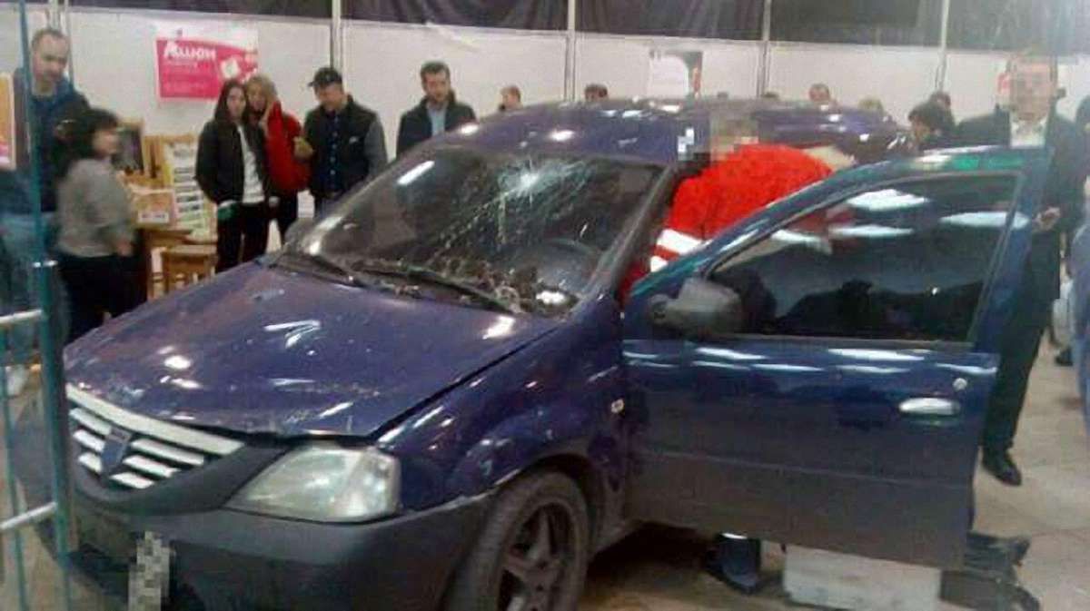 У Харкові автомобіль в'їхав усередину торгового центру