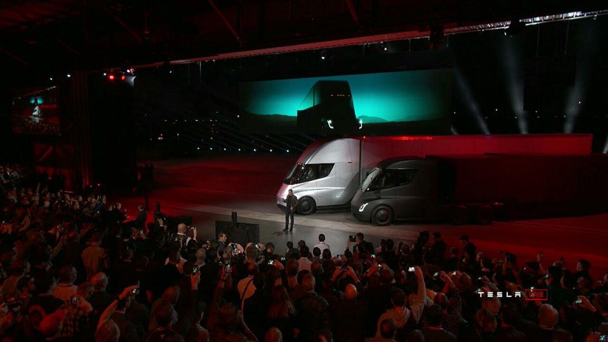 Ілон Маск офіційно представив першу безпілотну електровантажівку Tesla Semi