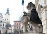 Львівських левів одягли у студентські мантії і шапочки. Фото дня