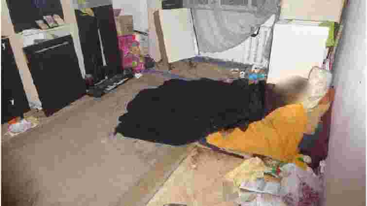 У Києві жінка з дитиною місяць прожила у квартирі з трупом своєї матері